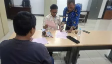 Ridho (duduk) serius mendengar petunjuk sang mentor saat melaksanakan tugasnya (Foto: Istimewa)