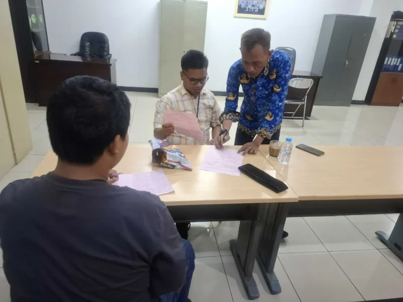 Ridho (duduk) serius mendengar petunjuk sang mentor saat melaksanakan tugasnya (Foto: Istimewa)