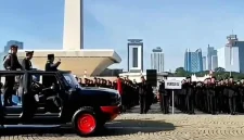 
Presiden Republik Indonesia, Jenderal TNI (Purn) Prabowo Subianto bersama Kapolri Jenderal Polisi Listyo Sigit Prabowo melakukan pengecekan pasukan saat Upacara Hari Ulang Tahun (HUT) Bhayangkara ke-79 pada Selasa (1/7/2025) yang berlangsung di kawasan Monumen Nasional (Monas), Jakarta Pusat.(Foto: Ist)
