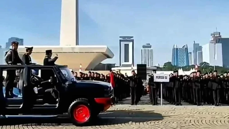 
Presiden Republik Indonesia, Jenderal TNI (Purn) Prabowo Subianto bersama Kapolri Jenderal Polisi Listyo Sigit Prabowo melakukan pengecekan pasukan saat Upacara Hari Ulang Tahun (HUT) Bhayangkara ke-79 pada Selasa (1/7/2025) yang berlangsung di kawasan Monumen Nasional (Monas), Jakarta Pusat.(Foto: Ist)
