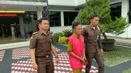 Kepala Desa Sukasenang, Kecamatan Bayongbong, Kabupaten Garut, H (55), ditetapkan sebagai tersangka oleh Kejari Garut atas kasus dugaan korupsi dana desa di Desa Sukasenang,  Senin (30/6/3025) petang (Foto: Istimewa)