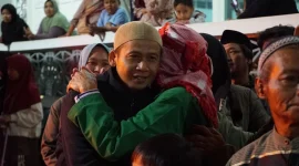 
Kepulangan Haji Kloter 40 Gelombang II, disambut haru keluarga  di Gedung Pendopo Garut, Jalan Kiansantang, Kecamatan Garut Kota, Kabupaten Garut, Selasa (1/7/2025).(Foto: andre/dara)
