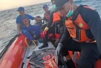 
Tim SAR mengevakuasi jenanzah korban tenggelam di Pantai Sayang Heulang, Kecamatan Pameungpeuk, Kabupaten Garut, Senin (7/7/2025).(Foto: andre/dara)
