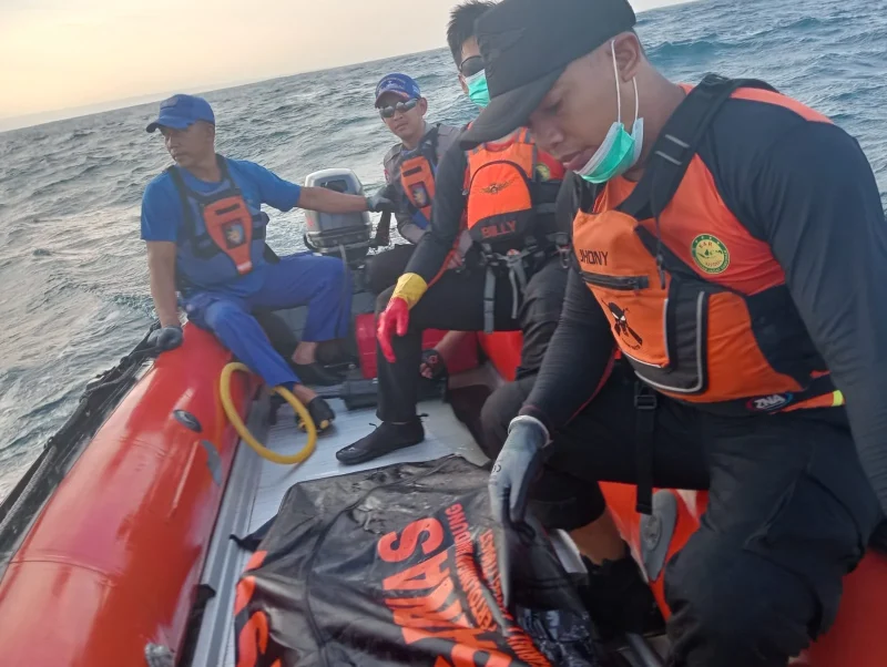 
Tim SAR mengevakuasi jenanzah korban tenggelam di Pantai Sayang Heulang, Kecamatan Pameungpeuk, Kabupaten Garut, Senin (7/7/2025).(Foto: andre/dara)
