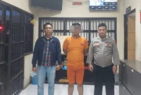 
AT (32), warga Kecamatan Pakenjeng, Kabupaten Garut harus mendekam di sel tahanan usai ditangkap polisi karena diduga telah melakukan aksi penganiayaan, Senin (7/7/2025).(Foto: andre/dara)
