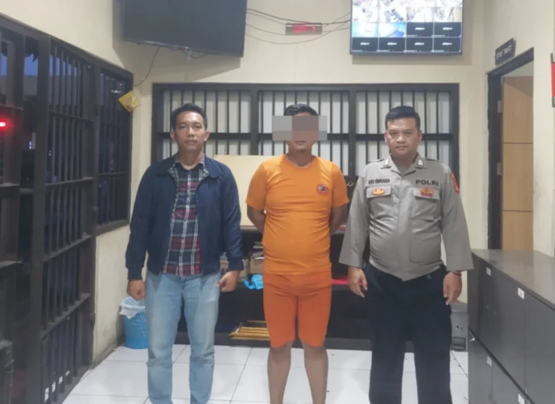 
AT (32), warga Kecamatan Pakenjeng, Kabupaten Garut harus mendekam di sel tahanan usai ditangkap polisi karena diduga telah melakukan aksi penganiayaan, Senin (7/7/2025).(Foto: andre/dara)
