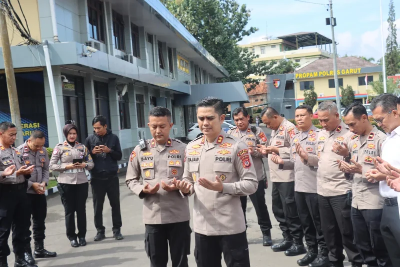 
Kapolres Garut, AKBP Mochamad Fajar Gemilang,  meresmikan Cafe 10.2  di lingkungan Mapolres Garut, Jalan Sudirman, Kecamatan Karangpawitan, Kabupaten Garut, Senin (7/7/2025).(Foto: andre/dara)
