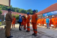 General Manager PLN Unit Induk Distribusi (UID) Jawa Barat, Tonny Bellamy, mengecek kesiapan personel Pekerjaan Dalam Keadaan Bertegangan (PDKB) saat gelar bakti PDKB di Rancabuaya, Kecamatan Caringin, Kabupaten Garut,  Selasa (8/7/2025)(Foto: Istimewa)