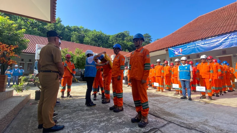 General Manager PLN Unit Induk Distribusi (UID) Jawa Barat, Tonny Bellamy, mengecek kesiapan personel Pekerjaan Dalam Keadaan Bertegangan (PDKB) saat gelar bakti PDKB di Rancabuaya, Kecamatan Caringin, Kabupaten Garut,  Selasa (8/7/2025)(Foto: Istimewa)