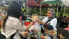 PNM fasilitasi nasabah PNM Mekar untuk berjualan di halaman Stadion Si Jalak Harupat Kabupaten Bandung dalam ajang Piala Presiden yang digelar sejak 6 Juli 2025 (Foto: Istimewa)