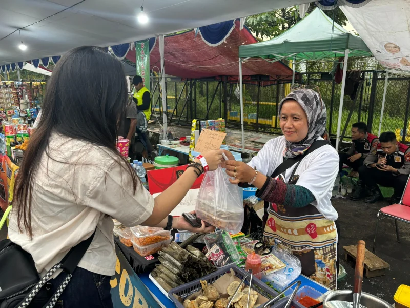 PNM fasilitasi nasabah PNM Mekar untuk berjualan di halaman Stadion Si Jalak Harupat Kabupaten Bandung dalam ajang Piala Presiden yang digelar sejak 6 Juli 2025 (Foto: Istimewa)