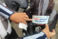 
Hari pertama Operasi Patuh Lodaya, Satlantas Polres Garut lebih mengedepankan pendekatan edukatif dan persuasif dengan memberikan teguran langsung di lapangan, Senin (14/7/2024). 
(Foto: andre/dara)