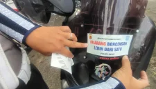 
Hari pertama Operasi Patuh Lodaya, Satlantas Polres Garut lebih mengedepankan pendekatan edukatif dan persuasif dengan memberikan teguran langsung di lapangan, Senin (14/7/2024). 
(Foto: andre/dara)