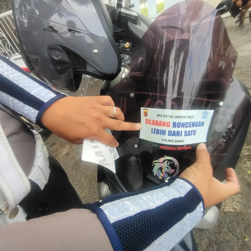 
Hari pertama Operasi Patuh Lodaya, Satlantas Polres Garut lebih mengedepankan pendekatan edukatif dan persuasif dengan memberikan teguran langsung di lapangan, Senin (14/7/2024). 
(Foto: andre/dara)