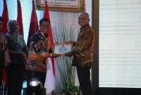 
Kepala Diskominfotik KBB, Yoppie Indrawan Iskandar, menerima sertifikat TTIS dari
Badan Siber dan Sandi Negara (BSSN) di Kantor BSSN, Kota Depok, Selasa (22/7/ 2025).(Foto: heny/dara)
