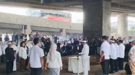 Gubernur Jawa Barat Dedi Mulyadi melantik pejabat di lingkungan Pemda Provinsi Jabar, di kolong jembatan tol di kawasan Cileunyi, Kabupaten Bandung, Rabu (2/7/2025). (Foto: Ist)