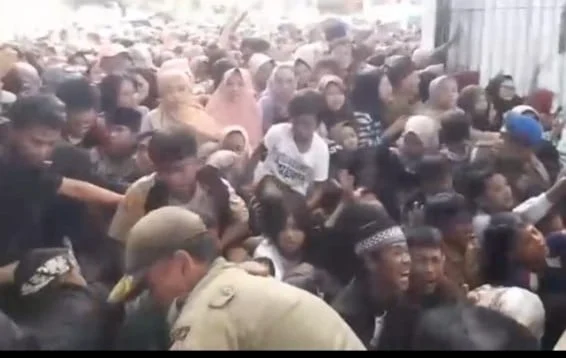 Pesta Rakyat yang digelar dalam rangkaian pernikahan Maula Akbar Mulyadi Putra, anak Gubernur Jawa Barat Dedi Mulyadi, dengan Wakil Bupati Garut  Luthfianisa Putri Karlina, menewaskan tiga warga.Peristiwanya terjadi gerbang barat alun-alun Kabupaten Garut, Jawa Barat, Jumat (18/7/2025). (Foto: Ist)