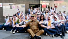 
Wakil Gubernur Jawa Barat Erwan Setiawan menghadiri Kegiatan Masa Perkenalan Lingkungan Sekolah (MPLS) Pancawaluya Tahun Pelajaran 2025/2026 dengan Tema Menjadi Generasi Panca Waluya Unggul dalam Karakter, Tangguh dalam Kompetensi di SMK LPPM - RI Kota Bandung, Selasa (15/7/2025).(Foto: diskominfo)
