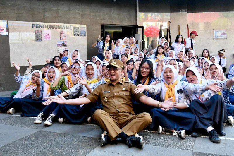 
Wakil Gubernur Jawa Barat Erwan Setiawan menghadiri Kegiatan Masa Perkenalan Lingkungan Sekolah (MPLS) Pancawaluya Tahun Pelajaran 2025/2026 dengan Tema Menjadi Generasi Panca Waluya Unggul dalam Karakter, Tangguh dalam Kompetensi di SMK LPPM - RI Kota Bandung, Selasa (15/7/2025).(Foto: diskominfo)
