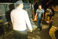 
Diduga tak kuat saat melintasi jalan menanjak, truk pengangkut jagung terguling di Jalan Raya Pakenjeng-Pamulihan, tepatnya di Kampung Pondok Saluyu, Desa Jayamekar, Kecamatan Pakenjeng, Kabupaten Garut, Selasa malam (15/7/2025). (Foto: andre/dara)
