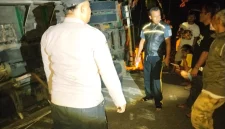 
Diduga tak kuat saat melintasi jalan menanjak, truk pengangkut jagung terguling di Jalan Raya Pakenjeng-Pamulihan, tepatnya di Kampung Pondok Saluyu, Desa Jayamekar, Kecamatan Pakenjeng, Kabupaten Garut, Selasa malam (15/7/2025). (Foto: andre/dara)
