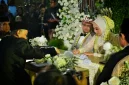 
Wakil Bupati Garur Luthfianisa Putri Karlina dan Maula Akbar Mulyadi Putra, anak Gubernur Jawa Barat Dedi Mulyadi, menandatangani dokumen pernikahan Pendopo Garut, Kabupaten Garut, Rabu (16/7/2025). (Foto: biro adpim jabar)
