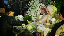 
Wakil Bupati Garur Luthfianisa Putri Karlina dan Maula Akbar Mulyadi Putra, anak Gubernur Jawa Barat Dedi Mulyadi, menandatangani dokumen pernikahan Pendopo Garut, Kabupaten Garut, Rabu (16/7/2025). (Foto: biro adpim jabar)
