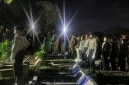 
Proses pemakaman Bripka Cecep Saepul Bahri di TPU Kampung Sukadana Gandok, Kelurahan Kota Kulon, Kecamatan Garut Kota, Kabupaten Garut, Jumat (18/7/2025) malam.(Foto: andre/dara)