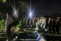 
Proses pemakaman Bripka Cecep Saepul Bahri di TPU Kampung Sukadana Gandok, Kelurahan Kota Kulon, Kecamatan Garut Kota, Kabupaten Garut, Jumat (18/7/2025) malam.(Foto: andre/dara)