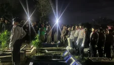 
Proses pemakaman Bripka Cecep Saepul Bahri di TPU Kampung Sukadana Gandok, Kelurahan Kota Kulon, Kecamatan Garut Kota, Kabupaten Garut, Jumat (18/7/2025) malam.(Foto: andre/dara)