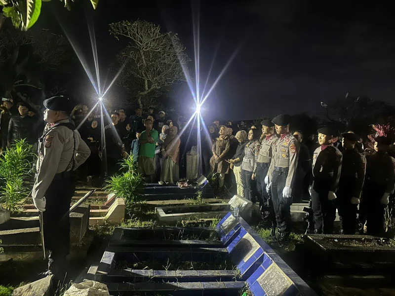 
Proses pemakaman Bripka Cecep Saepul Bahri di TPU Kampung Sukadana Gandok, Kelurahan Kota Kulon, Kecamatan Garut Kota, Kabupaten Garut, Jumat (18/7/2025) malam.(Foto: andre/dara)