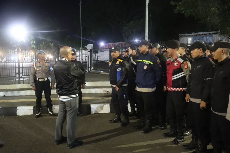 
Kapolda Jabar, Irjen Pol. Rudi Setiawan, meninjau langsung ke lokasi terjadinya insiden dalam acara Pesta Rakyat di area Pendopo Garut, Jumat malam (18/7/2025).(Foto: andre/dara)
