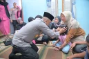
Kapolda Jabar, Irjen Pol. Rudi Setiawan, melayat ke rumah duka Almarhum Bripka Cecep Saepul Bahri, di Perum Guntur Residen, Kelurahan Sukamentri, Kecamatan Garut Kota, Kabupaten Garut, Sabtu (19/7/2025).(Foto: andre/dara)