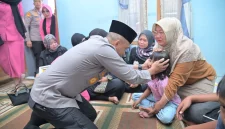 
Kapolda Jabar, Irjen Pol. Rudi Setiawan, melayat ke rumah duka Almarhum Bripka Cecep Saepul Bahri, di Perum Guntur Residen, Kelurahan Sukamentri, Kecamatan Garut Kota, Kabupaten Garut, Sabtu (19/7/2025).(Foto: andre/dara)