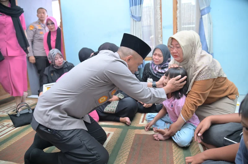 
Kapolda Jabar, Irjen Pol. Rudi Setiawan, melayat ke rumah duka Almarhum Bripka Cecep Saepul Bahri, di Perum Guntur Residen, Kelurahan Sukamentri, Kecamatan Garut Kota, Kabupaten Garut, Sabtu (19/7/2025).(Foto: andre/dara)