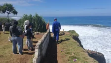 
Tim SAR Gabungan melakukan pencarian korban hilang terseret ombak di Pantai Puncak Guha, Kecamatan Caringin, Kabupaten Garut, Minggu (20/7/2025).(Foto: andre/dara)
