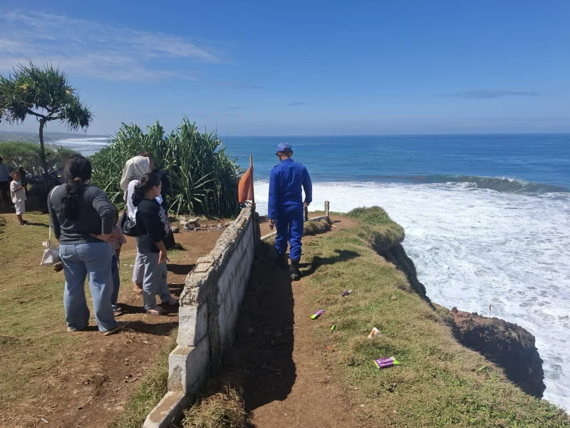
Tim SAR Gabungan melakukan pencarian korban hilang terseret ombak di Pantai Puncak Guha, Kecamatan Caringin, Kabupaten Garut, Minggu (20/7/2025).(Foto: andre/dara)
