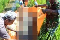 Polisi dibantu warga mengevakuasi korban yang ditemukan meminggal dunia di pematang sawah Kampung Maleer, DEsa Sukasenang, Kecamatan Banyuresmi, Kabupaten Garut, Senin (21/7/2025)(Foto: Istimewa)