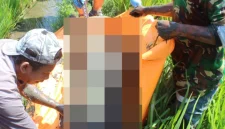 Polisi dibantu warga mengevakuasi korban yang ditemukan meminggal dunia di pematang sawah Kampung Maleer, DEsa Sukasenang, Kecamatan Banyuresmi, Kabupaten Garut, Senin (21/7/2025)(Foto: Istimewa)