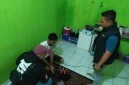 Petugas Satnarkoba Polres Garut menyita puluhan botol minuman keras (miras) dari seorang penjual di kawasan Jalan Perintis Kemerdekaan, Desa Haurpanggung, Kecamatan Tarogong Kidul, Kabupaten Garut, Selasa Senin malam (22/7/2025)(Foto: Istimewa)
