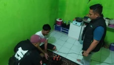 Petugas Satnarkoba Polres Garut menyita puluhan botol minuman keras (miras) dari seorang penjual di kawasan Jalan Perintis Kemerdekaan, Desa Haurpanggung, Kecamatan Tarogong Kidul, Kabupaten Garut, Selasa Senin malam (22/7/2025)(Foto: Istimewa)
