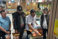 Unit Tipidter Satreskrim Polres Garut bersama Dinas Perindustrian, Perdagangan dan ESDM serta Dinas Ketahanan Pangan Kabupaten Garut melakukan kegiatan pengawasan dan pemantauan langsung ke salah satu pusat perbelanjaan modern di kawasan perkotaan Garut, Rabu (23/7/2025)(Foto: Istimewa)