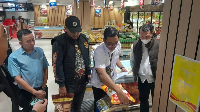 Unit Tipidter Satreskrim Polres Garut bersama Dinas Perindustrian, Perdagangan dan ESDM serta Dinas Ketahanan Pangan Kabupaten Garut melakukan kegiatan pengawasan dan pemantauan langsung ke salah satu pusat perbelanjaan modern di kawasan perkotaan Garut, Rabu (23/7/2025)(Foto: Istimewa)