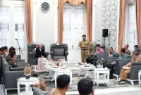 
‎Bupati Garut, Abdusy Syakur Amin, menerima kunjungan Kerja Anggota DPD RI, Aanya Rina Casmayanti, yang dilaksanakan di Ruang Pamengkang, Kecamatan Garut Kota, Kabupaten Garut, Selasa (29/7/2025).(Foto:andre/dara)
