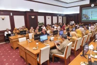 
Sekretaris Daerah Provinsi Jawa Barat Herman Suryatman saat memimpin Konsolidasi Percepatan Pengadaan Barang/Jasa di Gedung Sate Bandung, Senin (11/8/2025).(Foto: biro adpim jabar)
