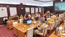 
Sekretaris Daerah Provinsi Jawa Barat Herman Suryatman saat memimpin Konsolidasi Percepatan Pengadaan Barang/Jasa di Gedung Sate Bandung, Senin (11/8/2025).(Foto: biro adpim jabar)

