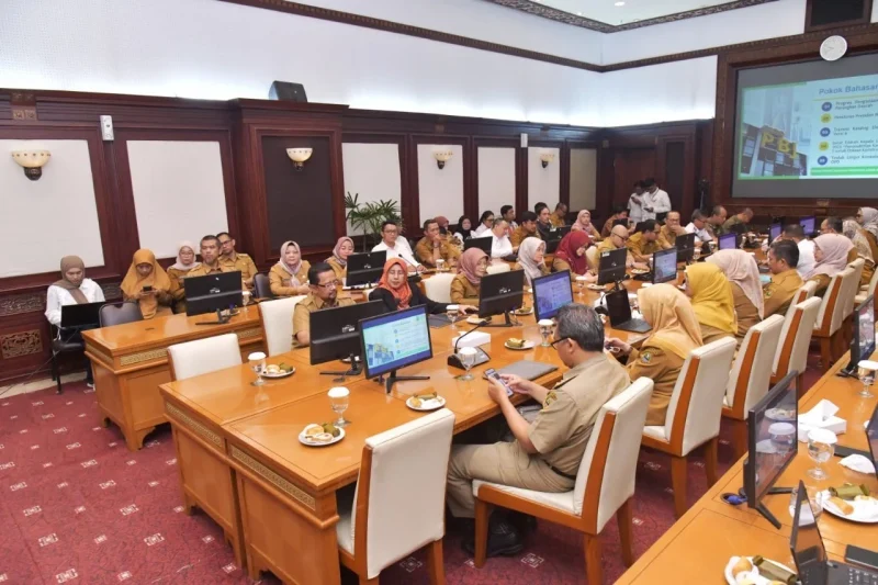 
Sekretaris Daerah Provinsi Jawa Barat Herman Suryatman saat memimpin Konsolidasi Percepatan Pengadaan Barang/Jasa di Gedung Sate Bandung, Senin (11/8/2025).(Foto: biro adpim jabar)

