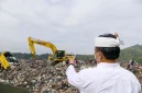 
Sekda Jabar Herman Suryatman mengecek TPA Sarimukti, di Kabupaten Bandung Barat.(Foto: dok/dara)
