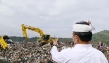 
Sekda Jabar Herman Suryatman mengecek TPA Sarimukti, di Kabupaten Bandung Barat.(Foto: dok/dara)
