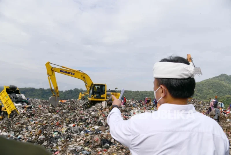 
Sekda Jabar Herman Suryatman mengecek TPA Sarimukti, di Kabupaten Bandung Barat.(Foto: dok/dara)
